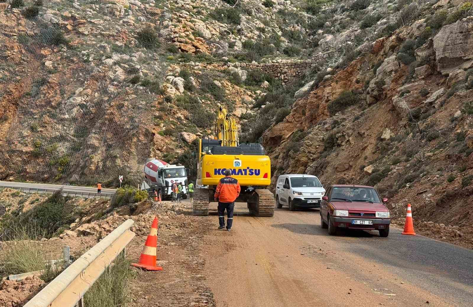 mersinde coken yolda calismalar suruyor mersin antalya yolunda trafik kontrollu saglaniyor 6 365Iu1VB