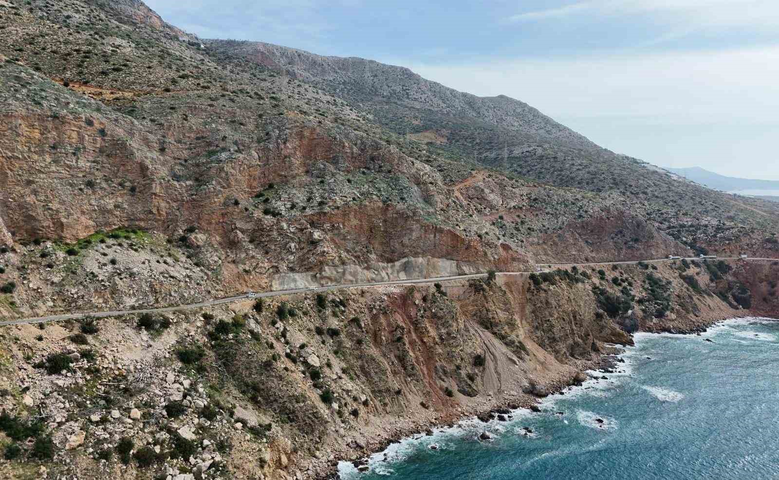 mersinde coken yolda calismalar suruyor mersin antalya yolunda trafik kontrollu saglaniyor 7 wVWaAOw6