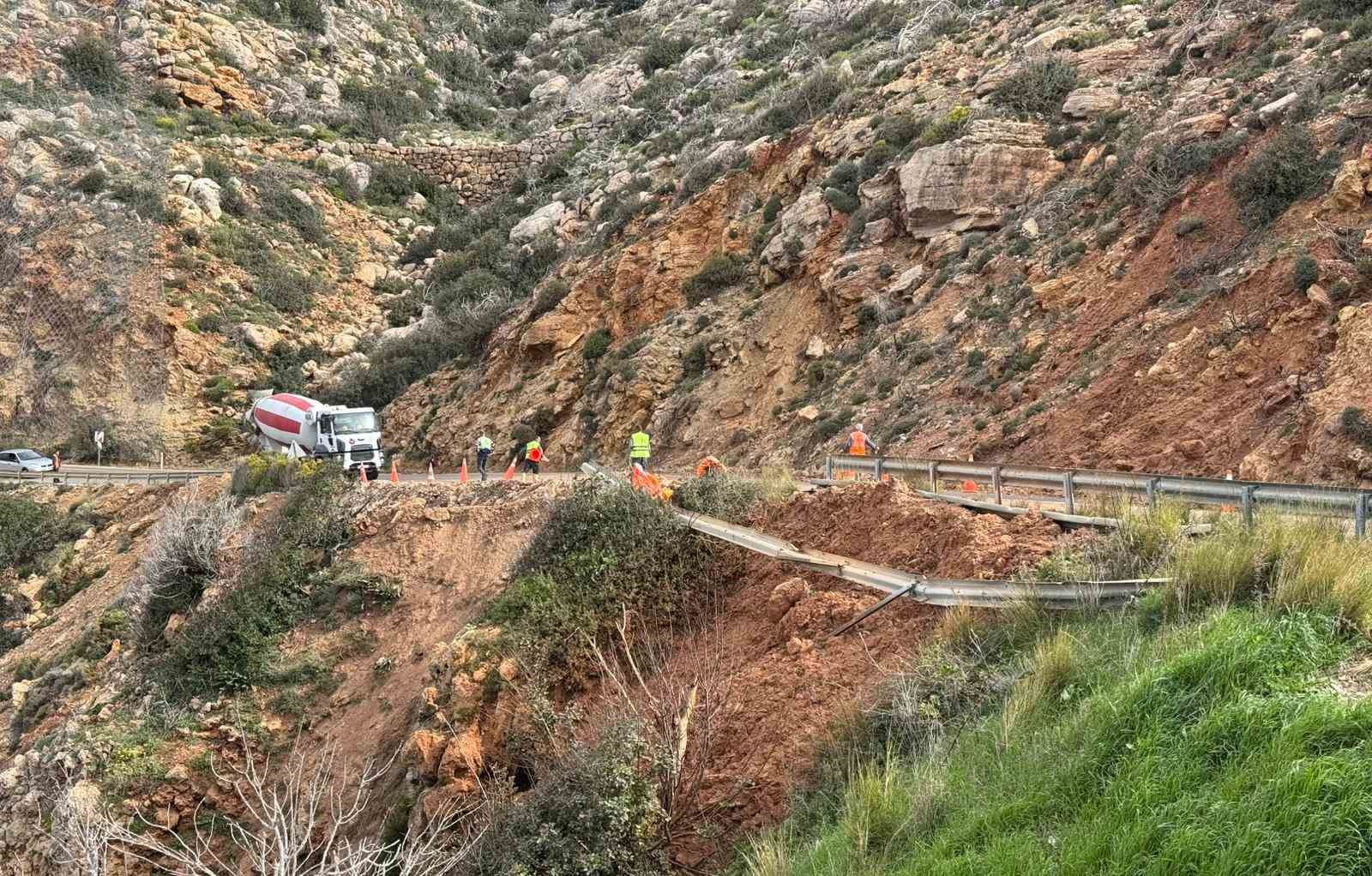 mersinde coken yolda calismalar suruyor mersin antalya yolunda trafik kontrollu saglaniyor 8 nZTL5v13