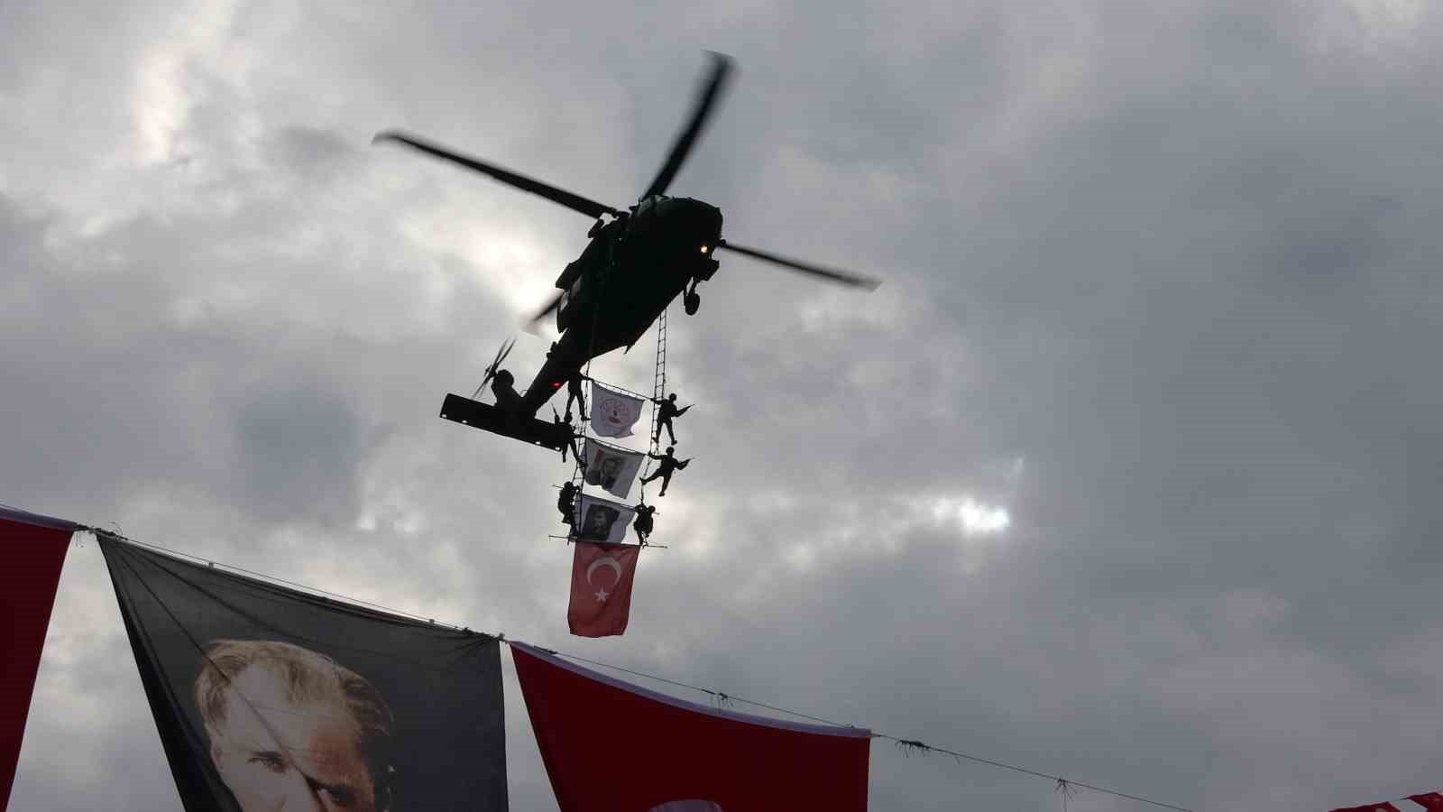 Mersin’de coşkulu kurtuluş yıl dönümü: JÖAK helikopter ile ‘üzüm salkımı’ gösterisi yaptı 5 mersinde coskulu kurtulus yil donumu joak helikopter ile uzum salkimi gosterisi yapti 1 kO3R7YYp