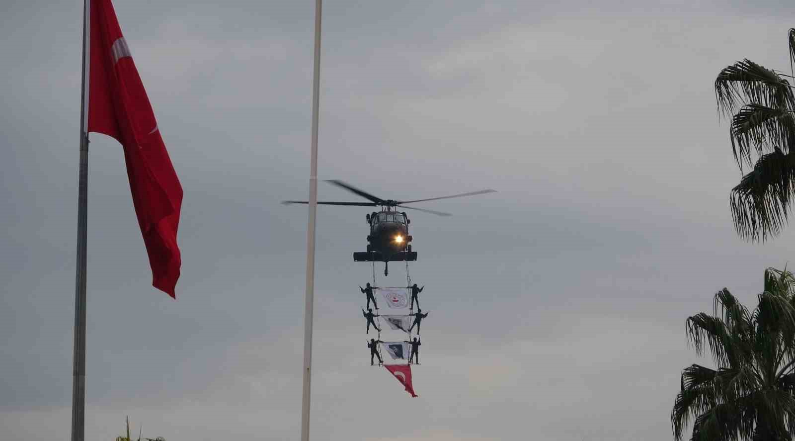 Mersin’de coşkulu kurtuluş yıl dönümü: JÖAK helikopter ile ‘üzüm salkımı’ gösterisi yaptı 15 mersinde coskulu kurtulus yil donumu joak helikopter ile uzum salkimi gosterisi yapti 11 uD9IaEPN