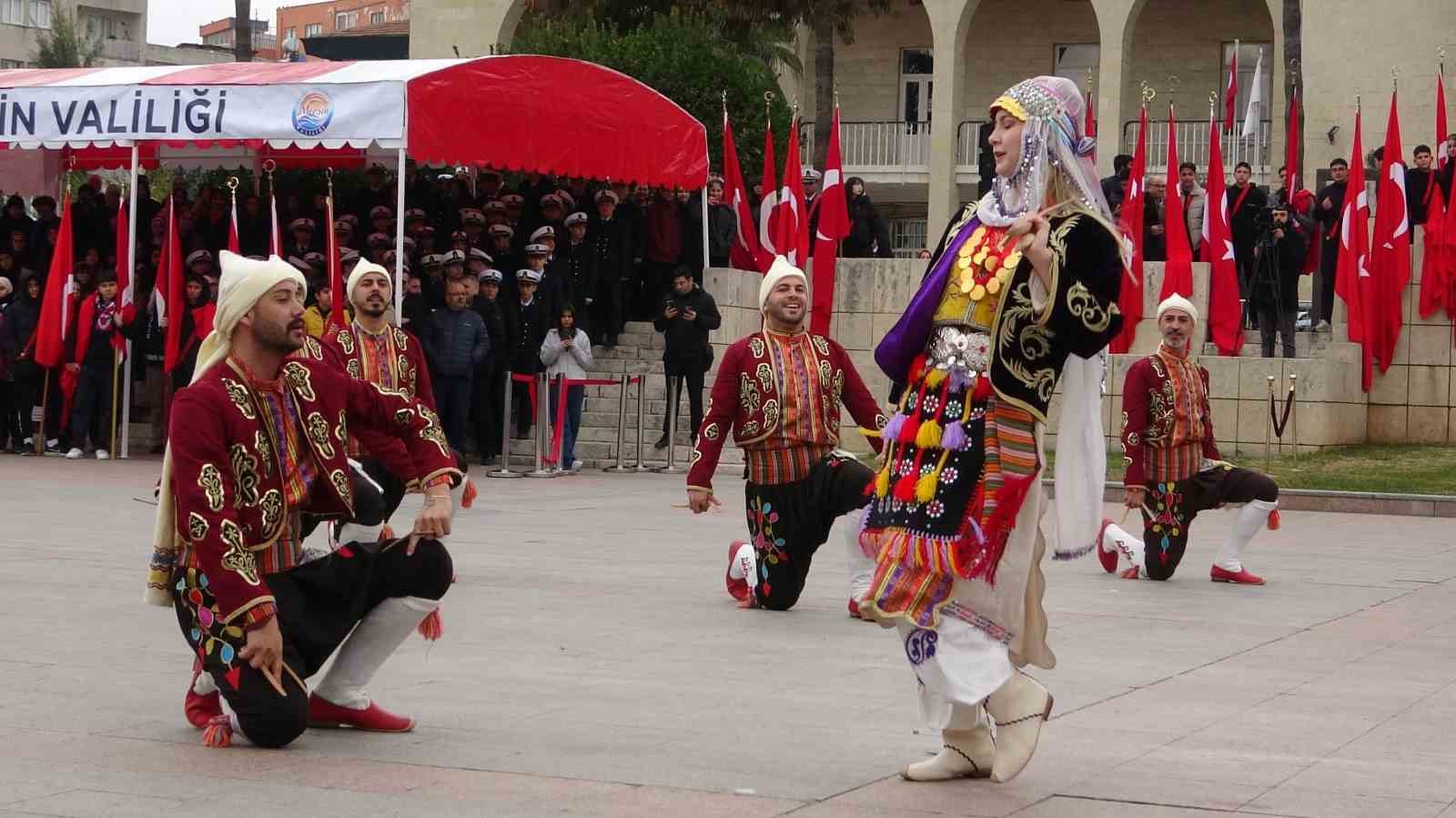 Mersin’de coşkulu kurtuluş yıl dönümü: JÖAK helikopter ile ‘üzüm salkımı’ gösterisi yaptı 6 mersinde coskulu kurtulus yil donumu joak helikopter ile uzum salkimi gosterisi yapti 2 GPKX3k5H