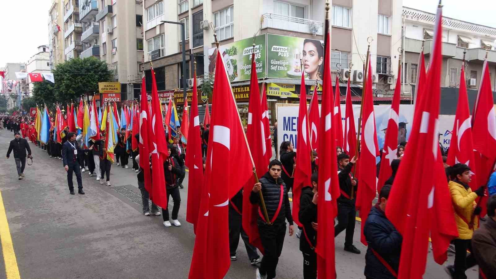 Mersin’de coşkulu kurtuluş yıl dönümü: JÖAK helikopter ile ‘üzüm salkımı’ gösterisi yaptı 9 mersinde coskulu kurtulus yil donumu joak helikopter ile uzum salkimi gosterisi yapti 5 e52Kpn6D