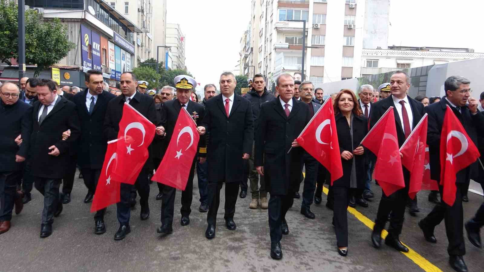 Mersin’de coşkulu kurtuluş yıl dönümü: JÖAK helikopter ile ‘üzüm salkımı’ gösterisi yaptı 10 mersinde coskulu kurtulus yil donumu joak helikopter ile uzum salkimi gosterisi yapti 6 TmHZUeKn