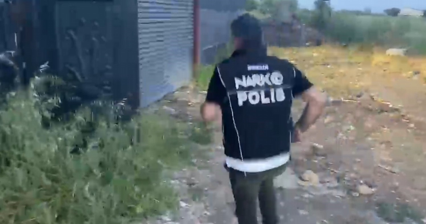 mersinde depoya baskin 27 kilodan fazla metamfetamin ele gecirildi 1 cFyp7YPV