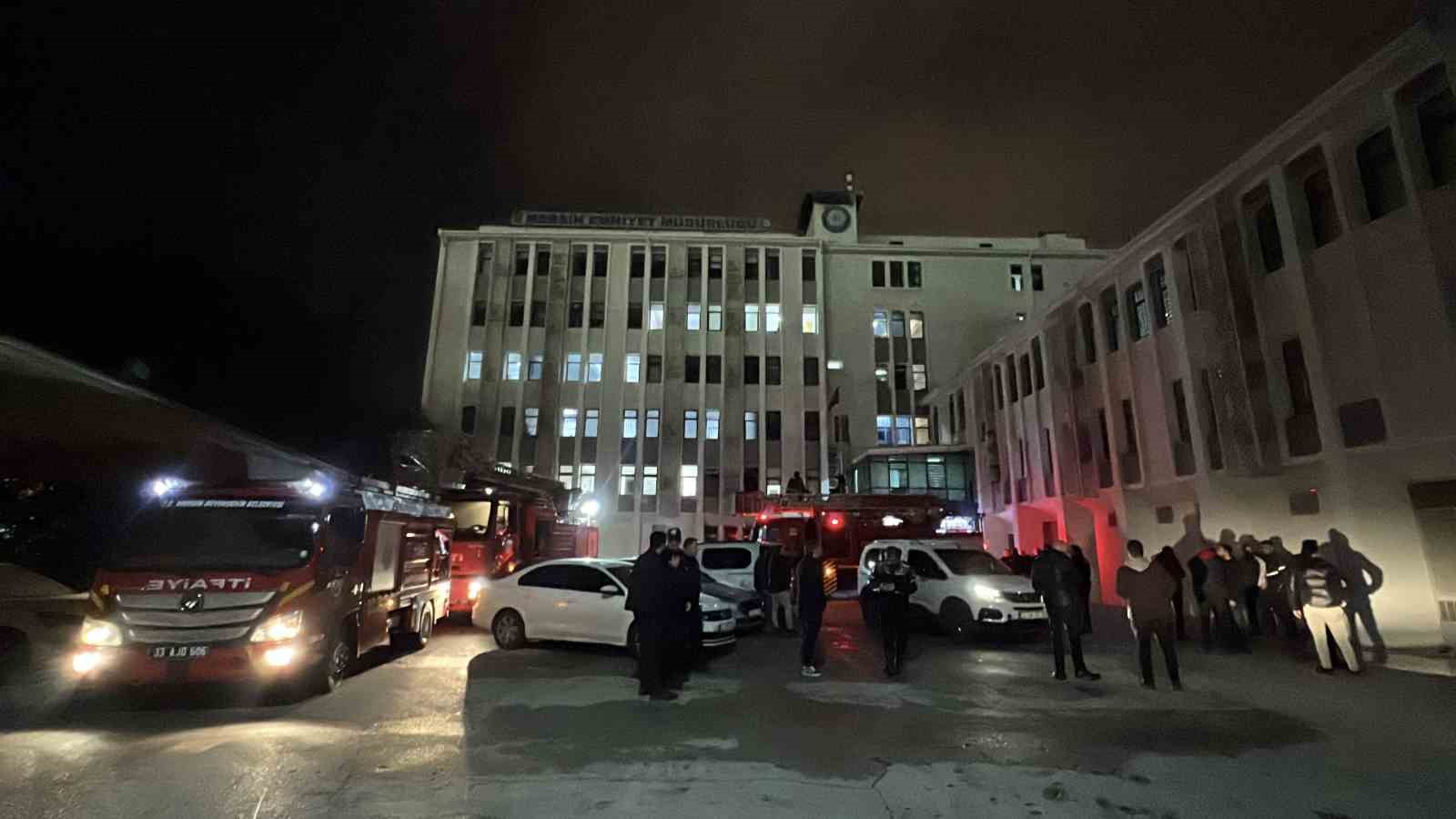 mersinde emniyetin ek binasinda cikan yangin buyumeden sonduruldu 0 IPN4dIZJ