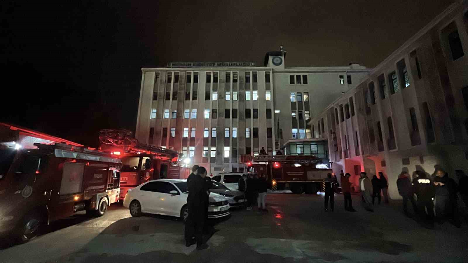 mersinde emniyetin ek binasinda cikan yangin buyumeden sonduruldu 3 EqrOvH54