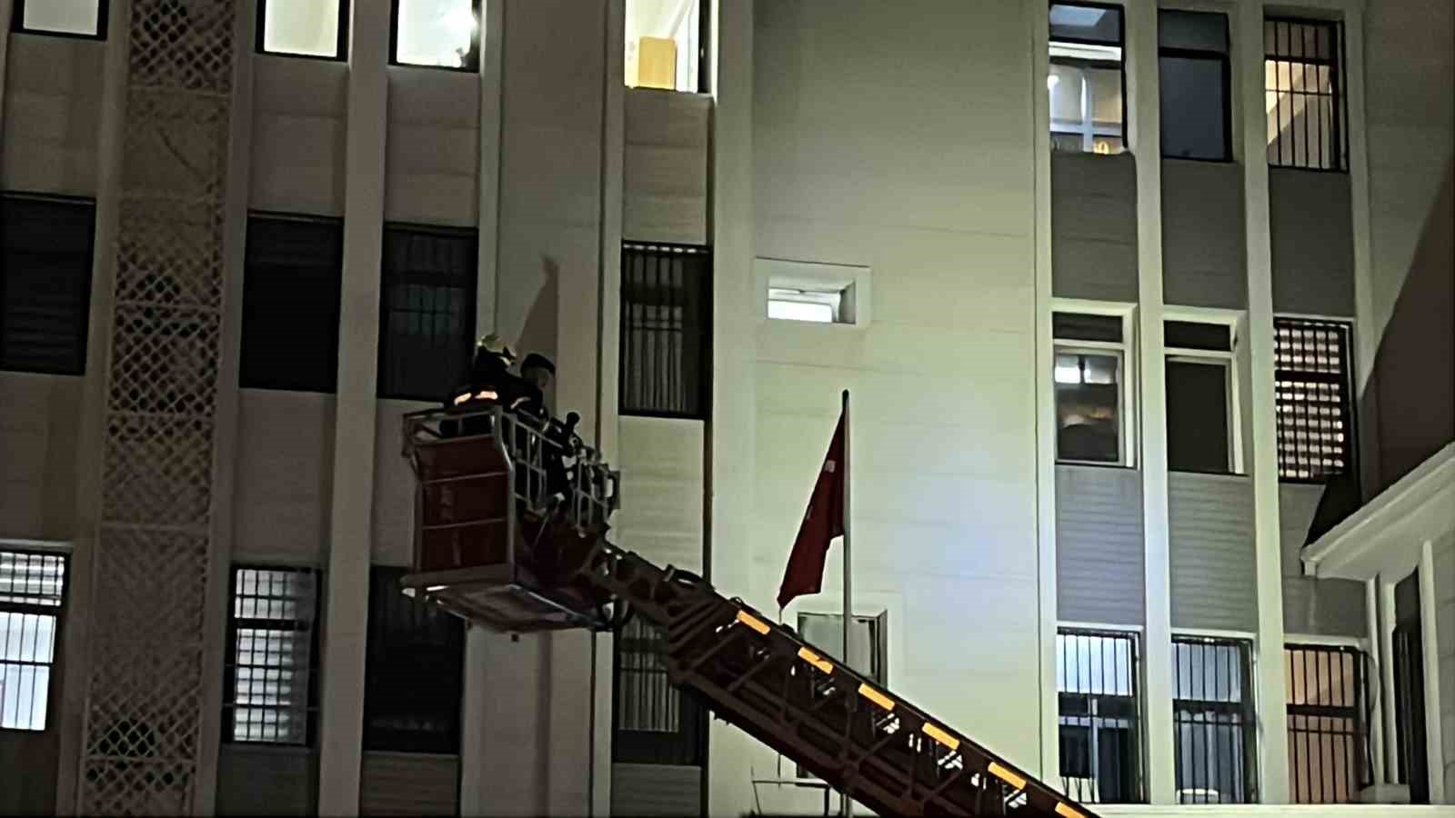 mersinde emniyetin ek binasinda cikan yangin buyumeden sonduruldu 4 t99KGPgz