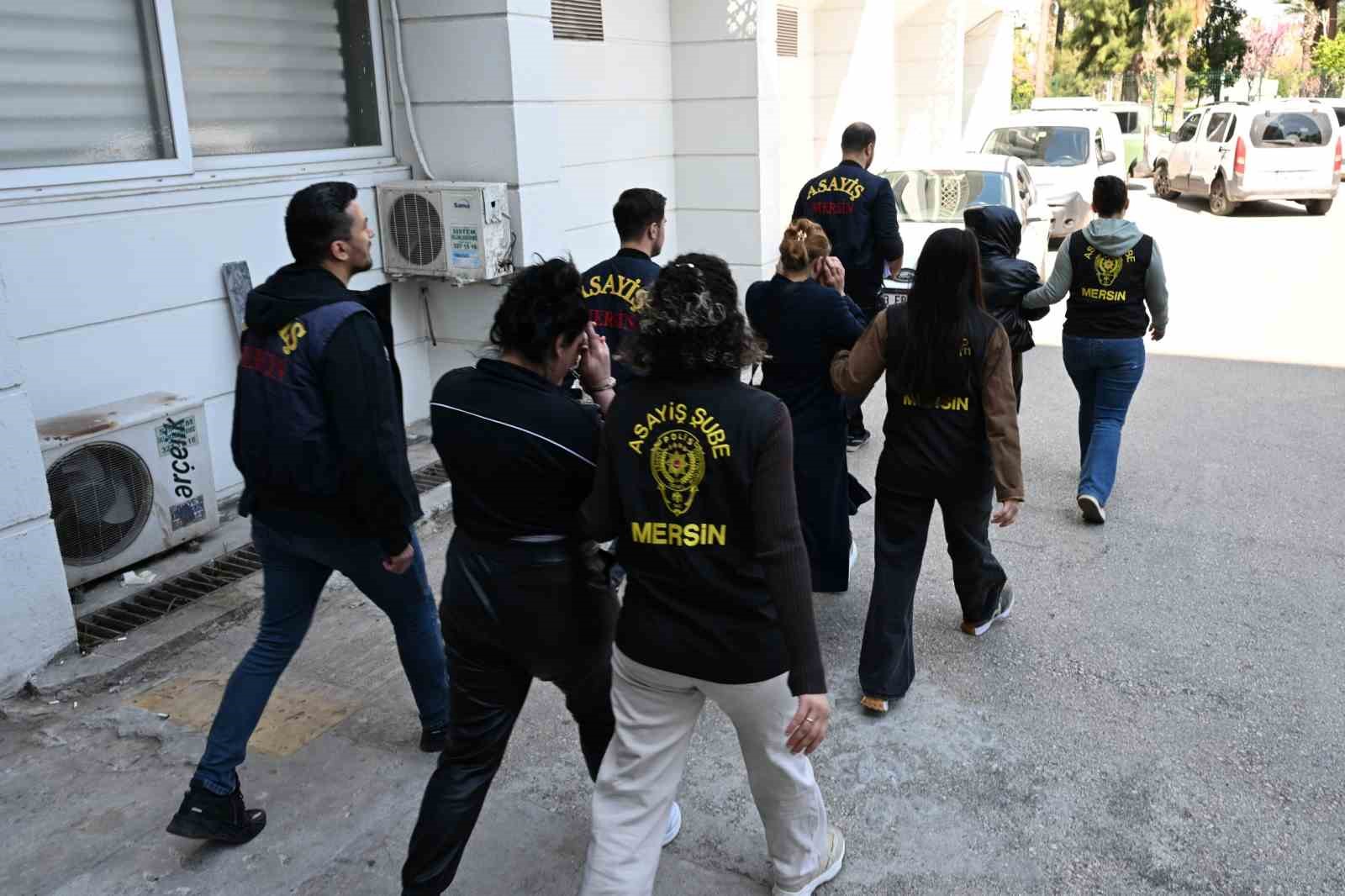 mersinde evleri soyan kadin hirsizlar minibuste polise yakalandi 0 a9smHBFe