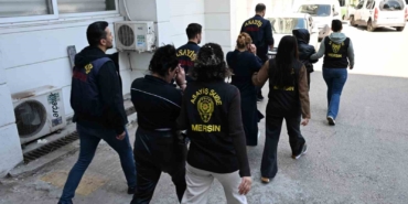 mersinde-evleri-soyan-kadin-hirsizlar-minibuste-polise-yakalandi-ZiuRjXEd.jpg