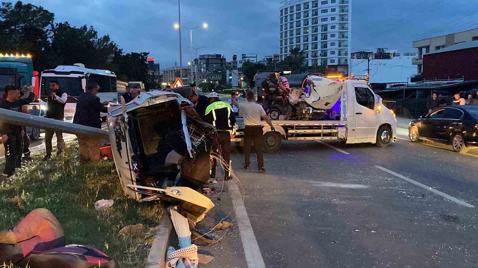 Mersin’de feci kaza: Otomobil ikiye bölündü, 4 kişi yaralandı 6 mersinde feci kaza otomobil ikiye bolundu 4 kisi yaralandi 2 I94lR3p1