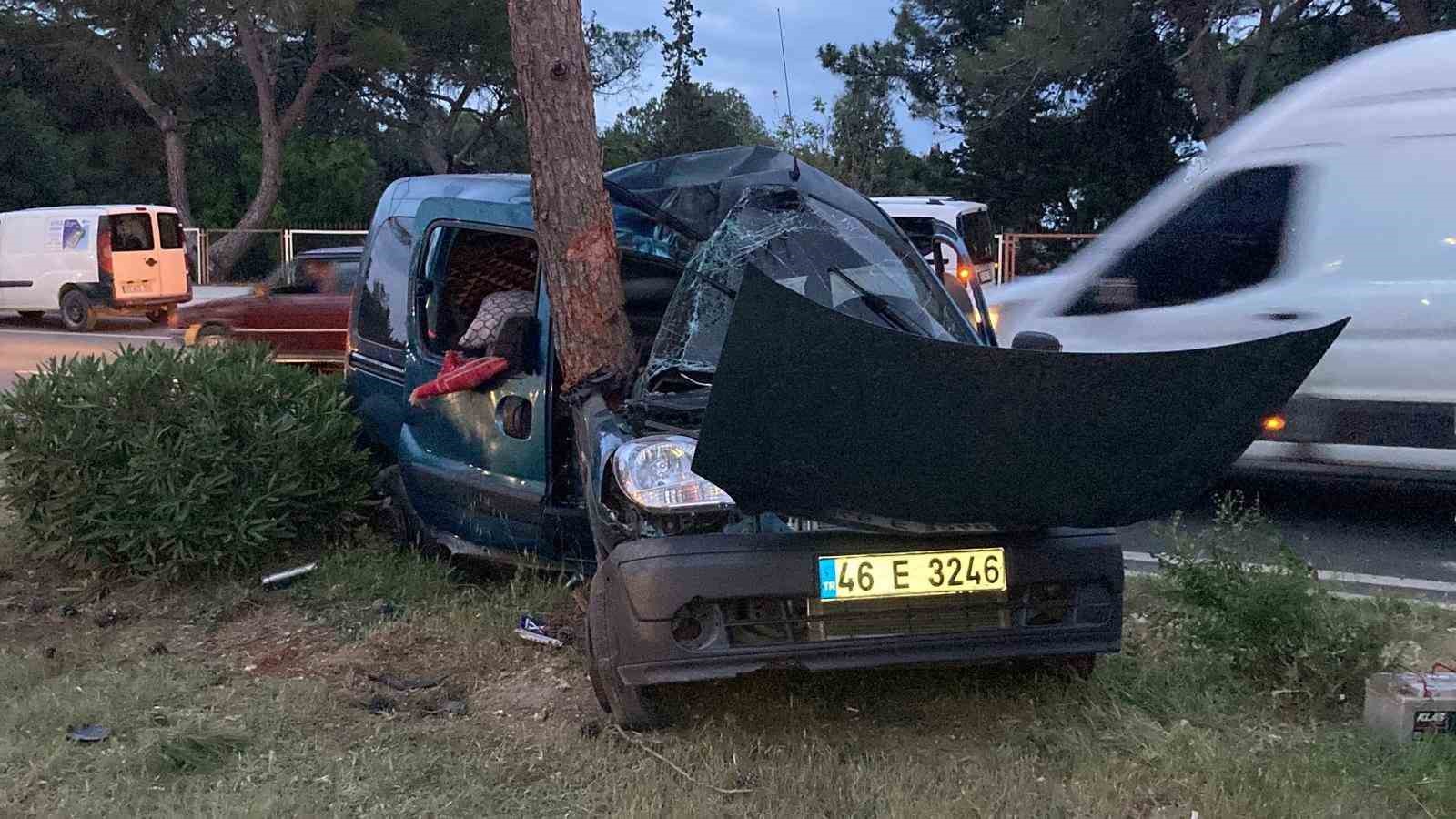 Mersin’de feci kaza: Otomobil ikiye bölündü, 4 kişi yaralandı 7 mersinde feci kaza otomobil ikiye bolundu 4 kisi yaralandi 3 WBWe3Xbn