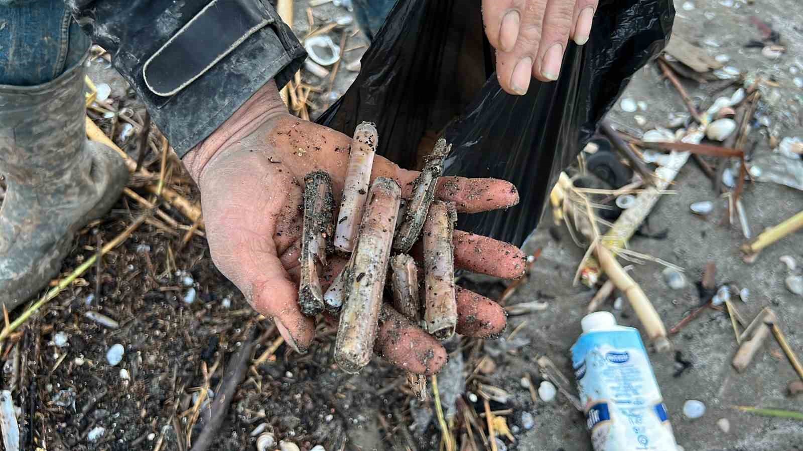 mersinde firtina sonrasi binlerce kargi midyesi sahile vurdu balikcilar tek tek topladi 5 KYPSHEWj