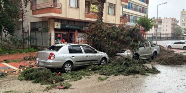 mersinde-firtina-ve-saganak-hayati-olumsuz-etkiledi-JtvAyNA7.jpg
