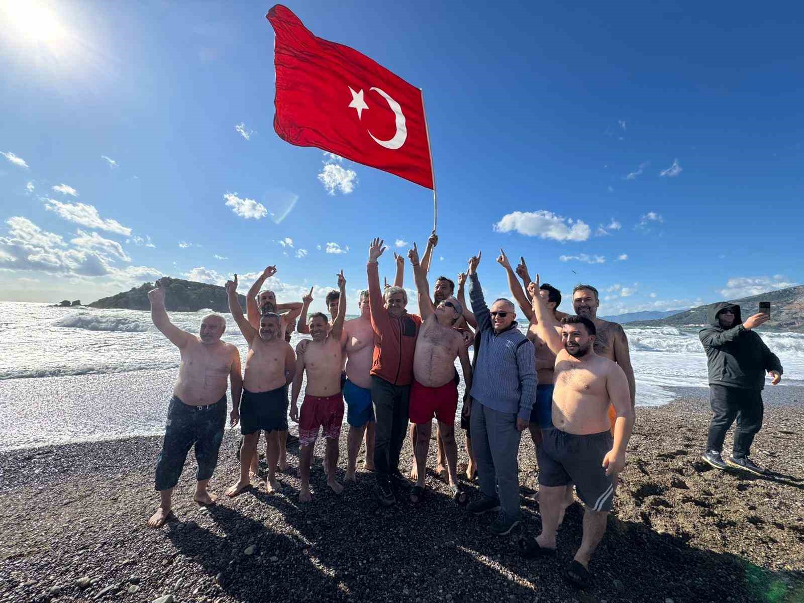 mersinde gelenek bozulmadi yeni yilin ilk gununde denize girdiler 3 AdAIULqr