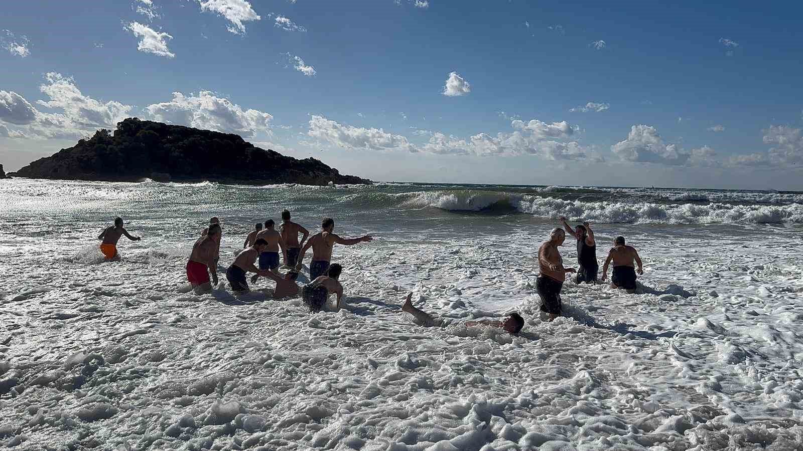 mersinde gelenek bozulmadi yeni yilin ilk gununde denize girdiler 4 H12bWZCh