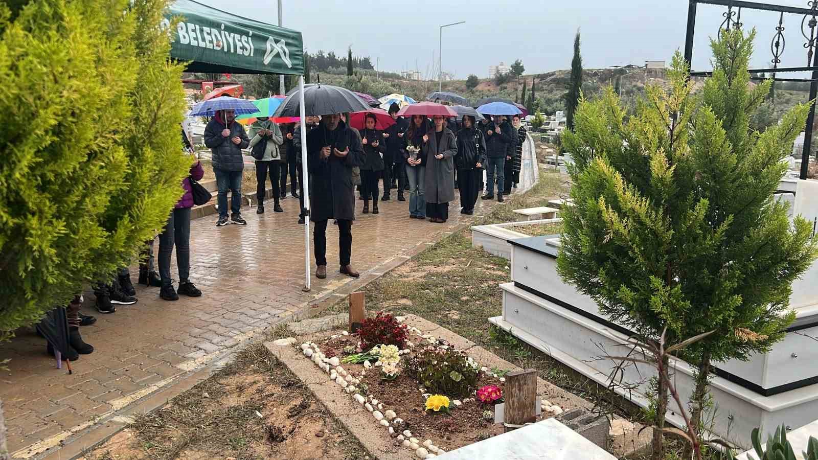 mersinde hayatini kaybeden keman sanatcisi lacin akyol mezari basinda anildi 1 YywJXPXp