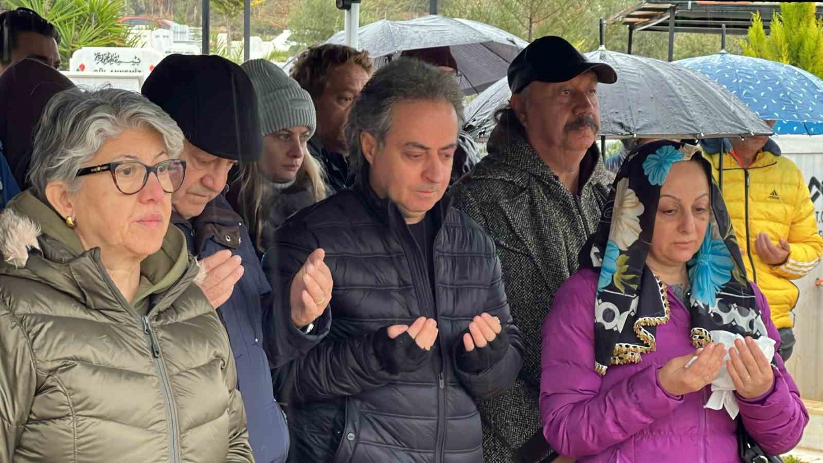 mersinde hayatini kaybeden keman sanatcisi lacin akyol mezari basinda anildi 4