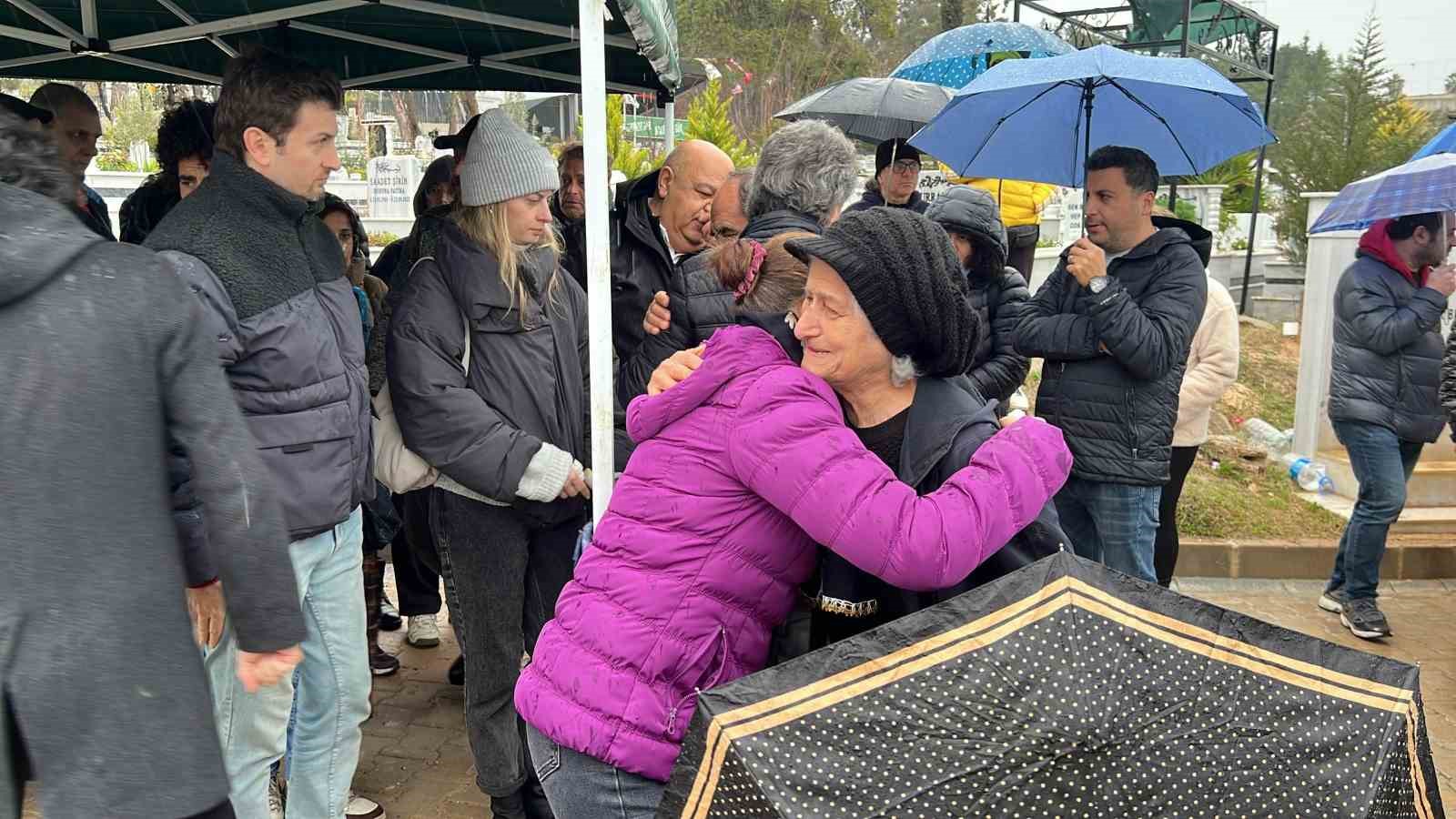 mersinde hayatini kaybeden keman sanatcisi lacin akyol mezari basinda anildi 5 cl2apCi3