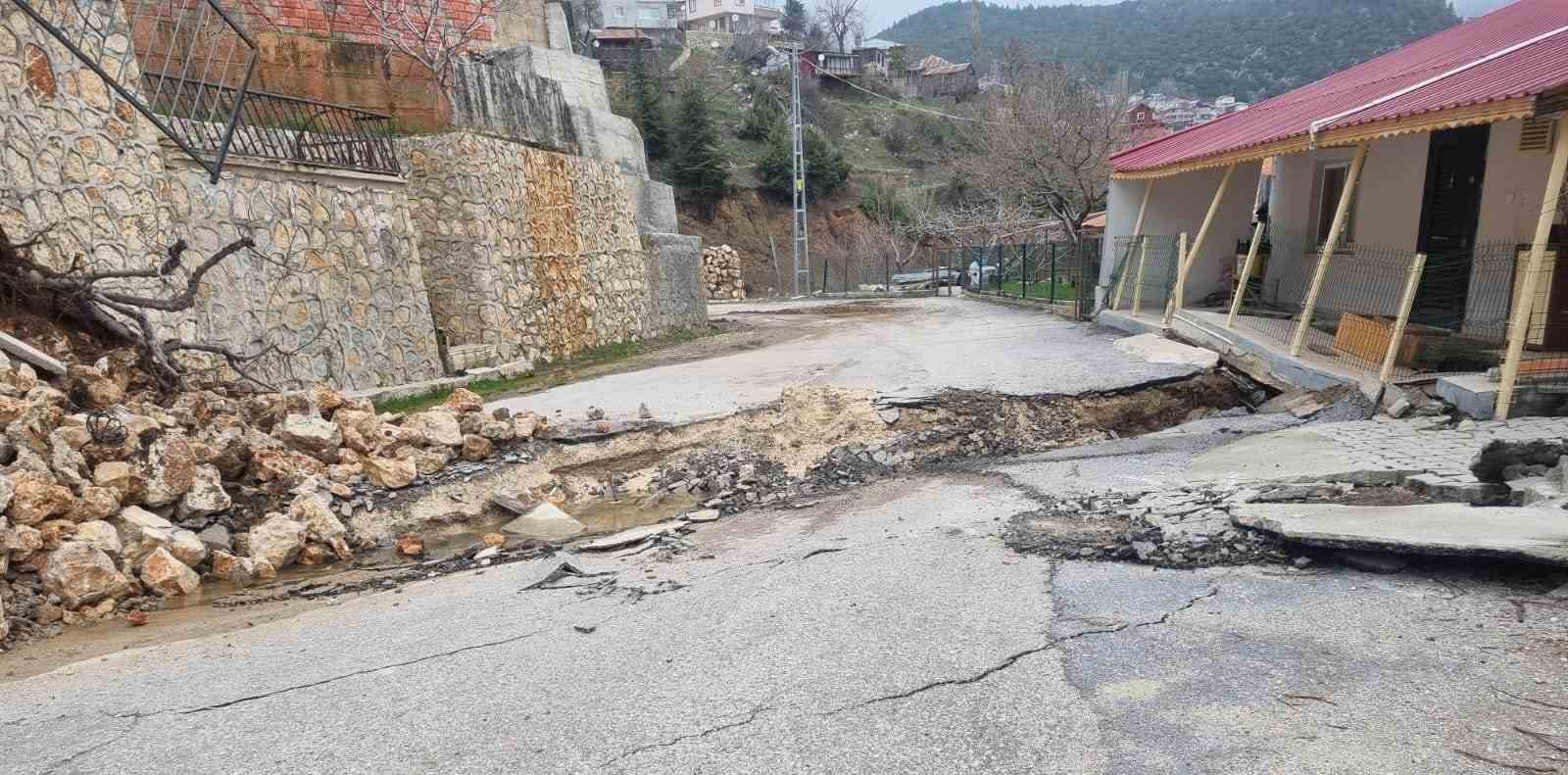 mersinde heyelan yol yarildi evler zarar gordu 0 qDqzPdn3