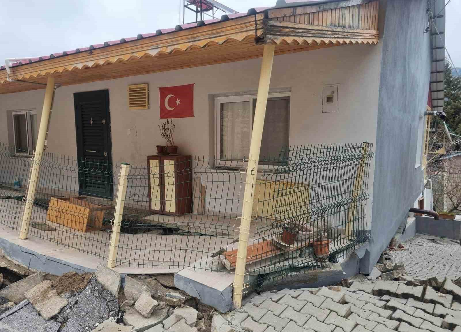 mersinde heyelan yol yarildi evler zarar gordu 1 8FQGEXmV