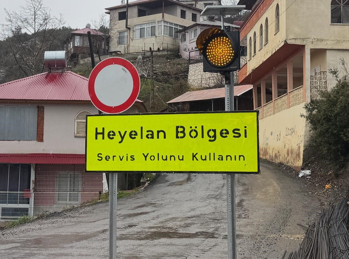 mersinde heyelan yol yarildi evler zarar gordu 3 aFmWnAvD