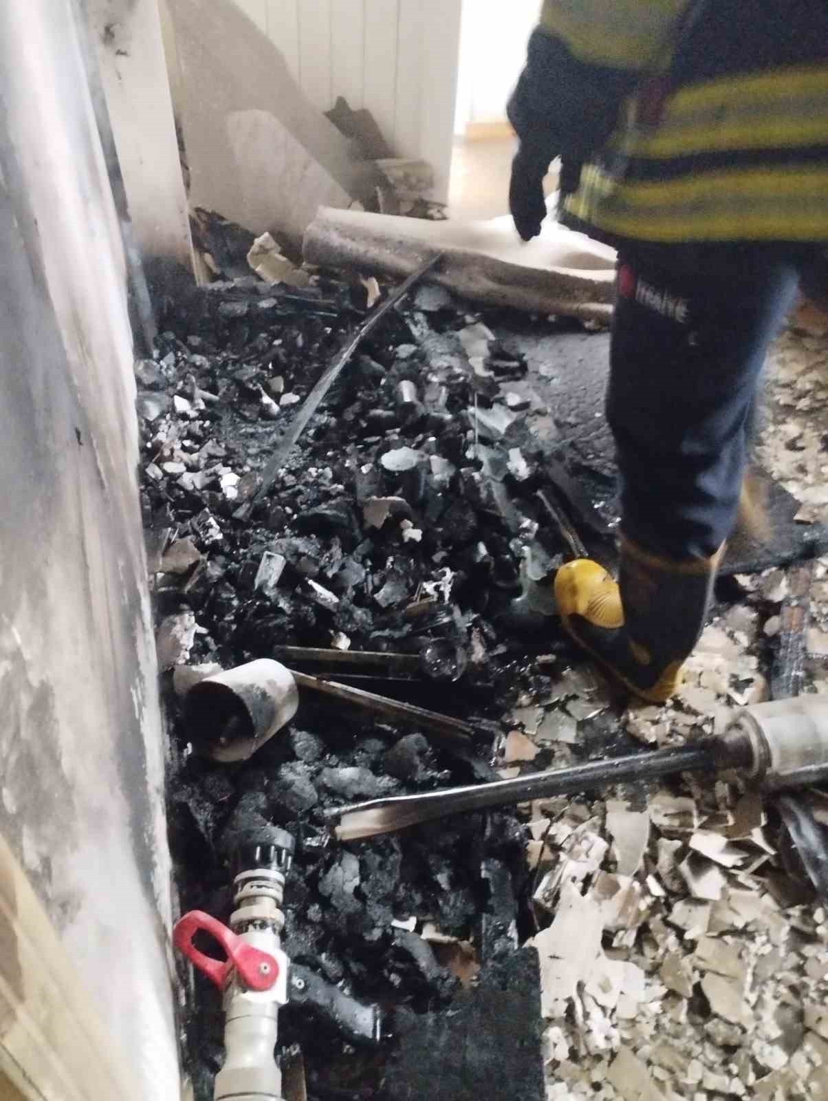 mersinde iki ayri ev yangini 3