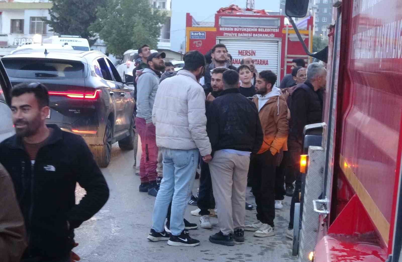 mersinde ilginc olay perde ile 6nci kattan sarkti 3uncu kat balkona dustu 2 IpYEQfbG