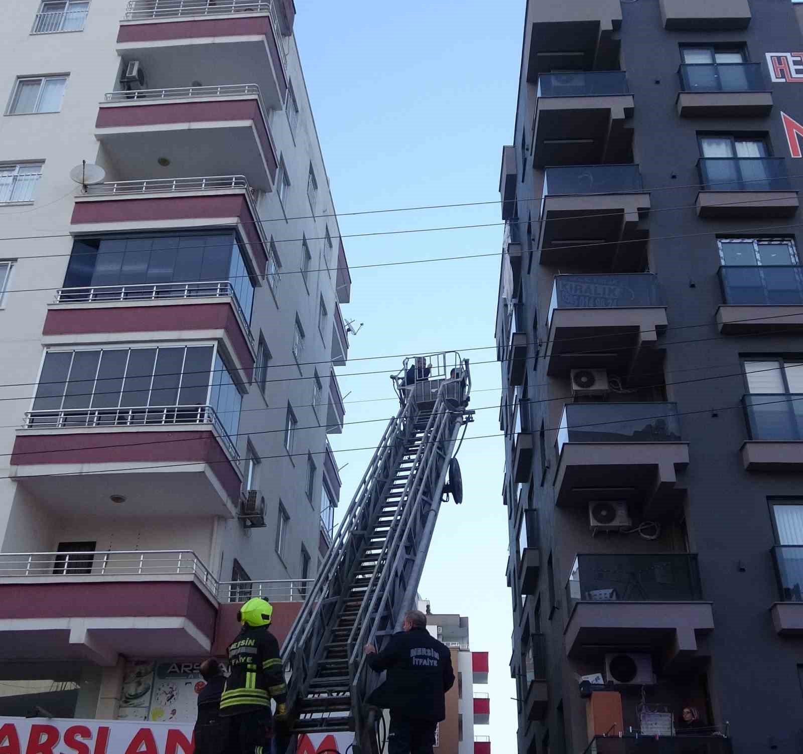mersinde ilginc olay perde ile 6nci kattan sarkti 3uncu kat balkona dustu 3 zUacpnhl