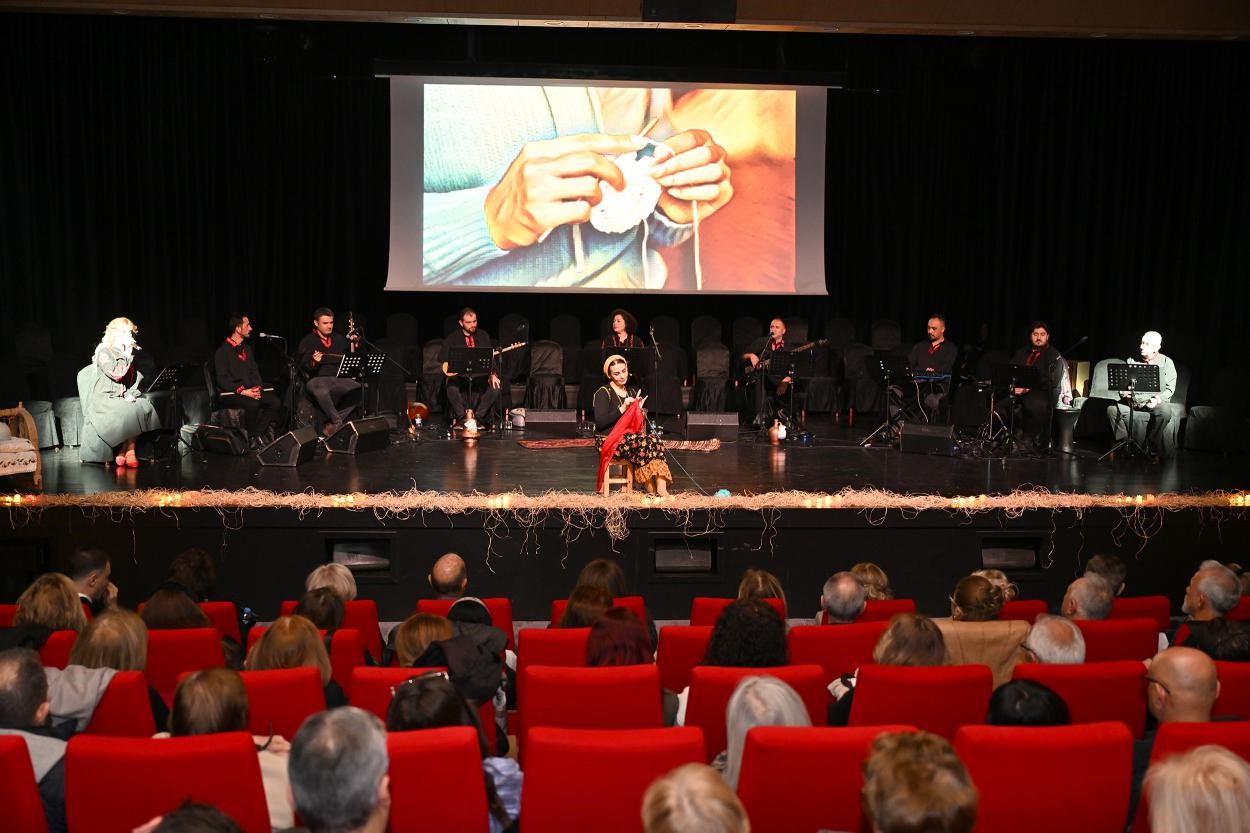 Mersin’de ‘İlmek İlmek Kadın’ gösterisi izleyenleri duygulandırdı 5 mersinde ilmek ilmek kadin gosterisi izleyenleri duygulandirdi 1 K9hcrbWj
