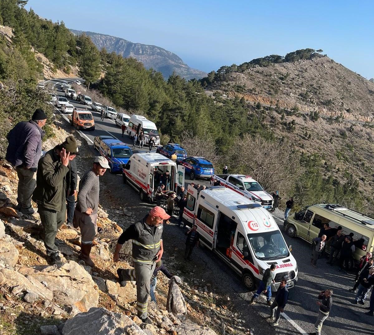 mersinde isci servisi ucurumdan yuvarlandi olu ve cok sayida yarali var 0 6PdJ5yW5
