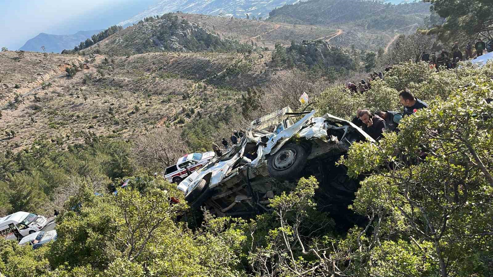 mersinde isci servisi ucurumdan yuvarlandi olu ve cok sayida yarali var 3 FsaKhNd7