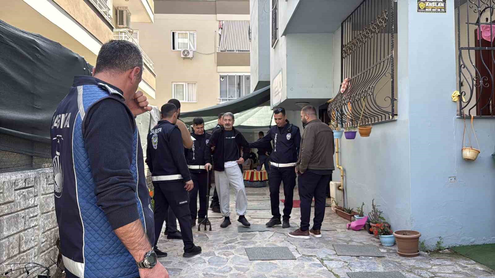 mersinde kacak huzurevine operasyon 12 yasli koruma altina alindi 0 FKzKFTGw