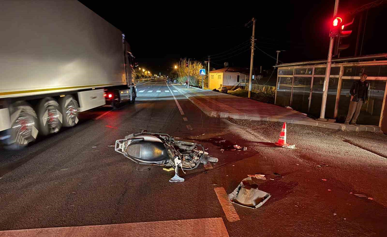 mersinde kamyonet ile motosiklet carpisti 1 olu 0 ZnXdpMmn
