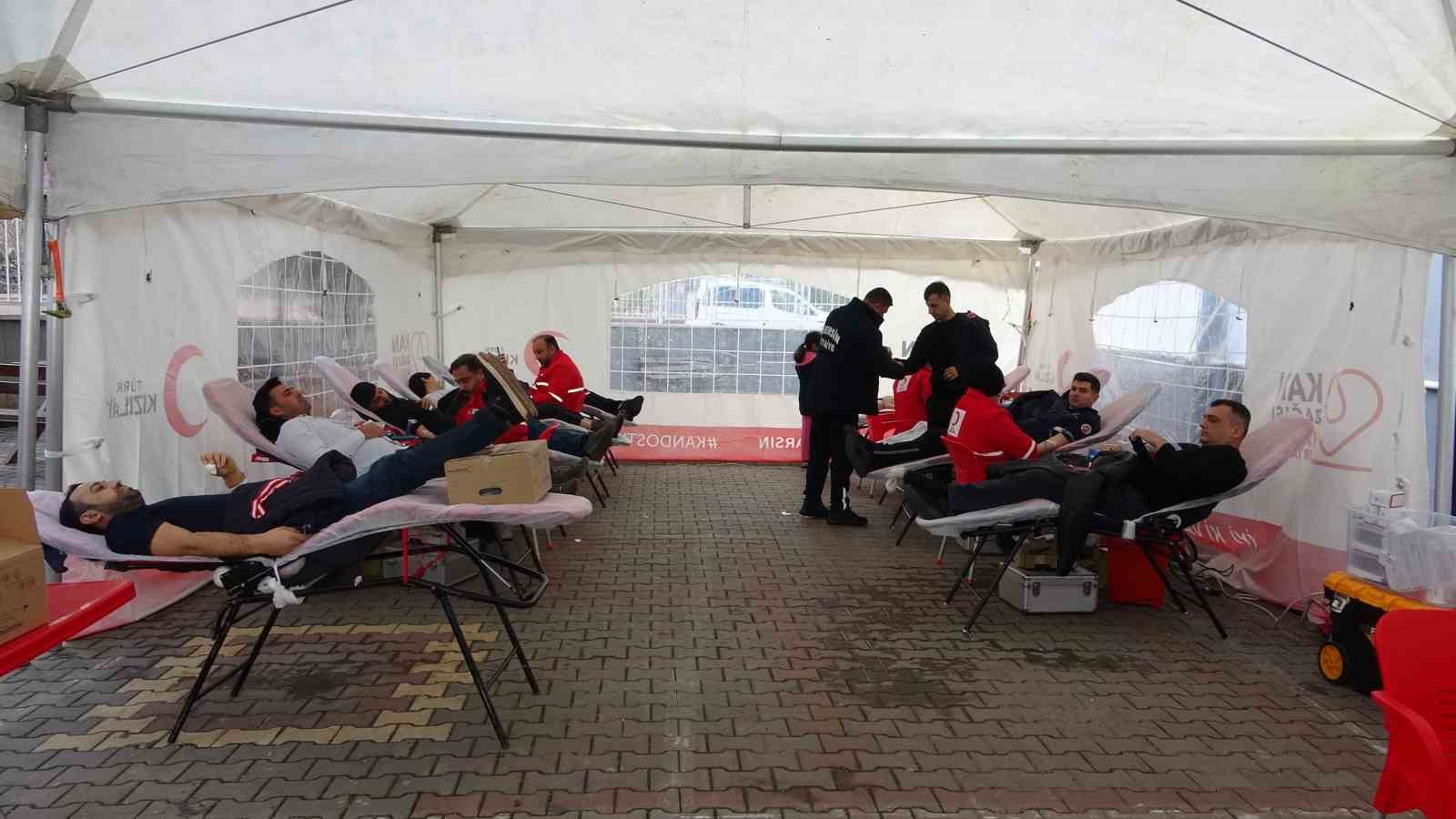 mersinde kan veren itfaiye erleri ogrencilerden alkis aldi 3 PWvIZ3rz