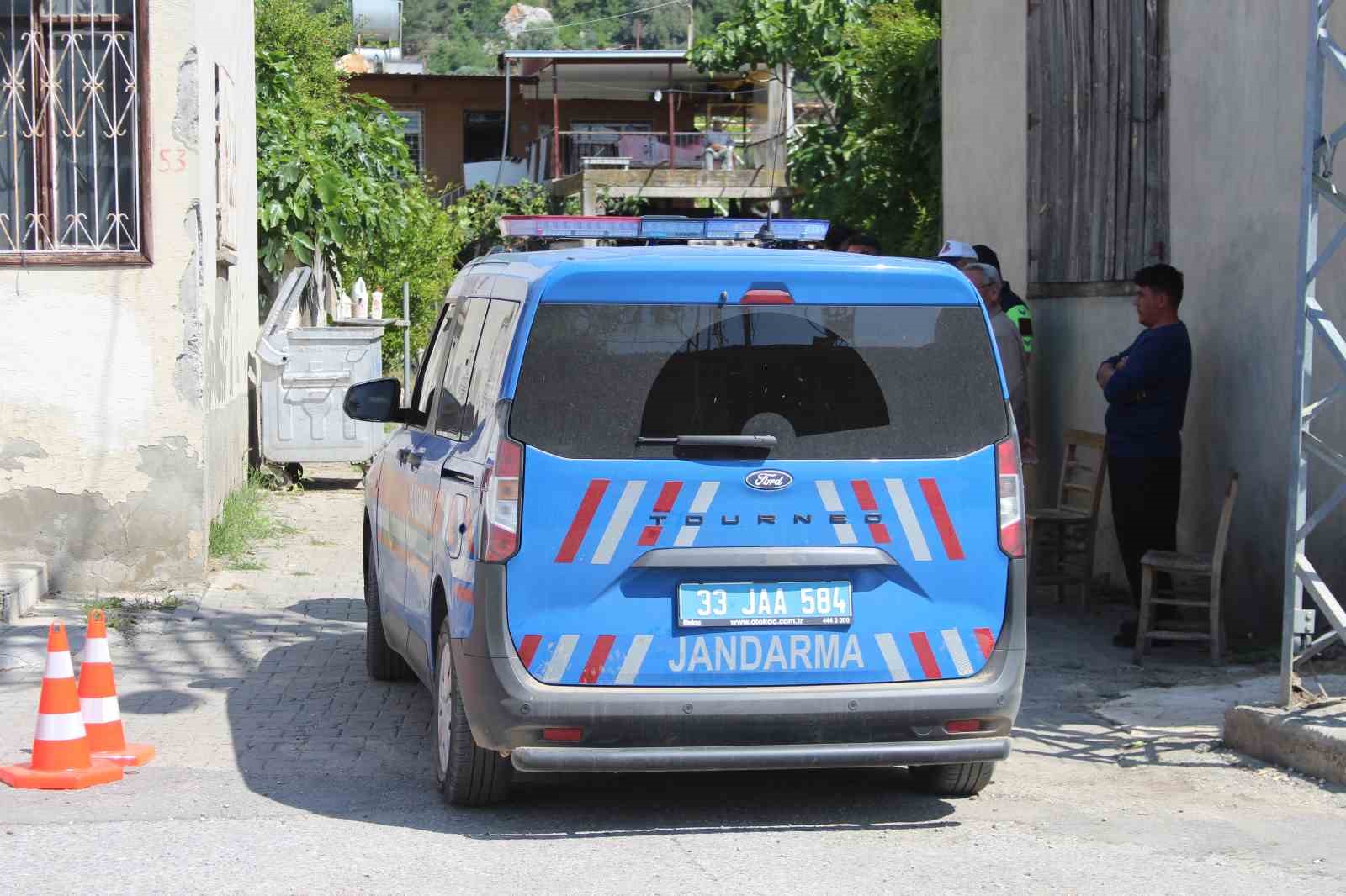 Mersin’de katliam yapan zanlının bulunduğu bölgeye giden yol kapatıldı 5 mersinde katliam yapan zanlinin bulundugu bolgeye giden yol kapatildi 1 VNK1QqNk
