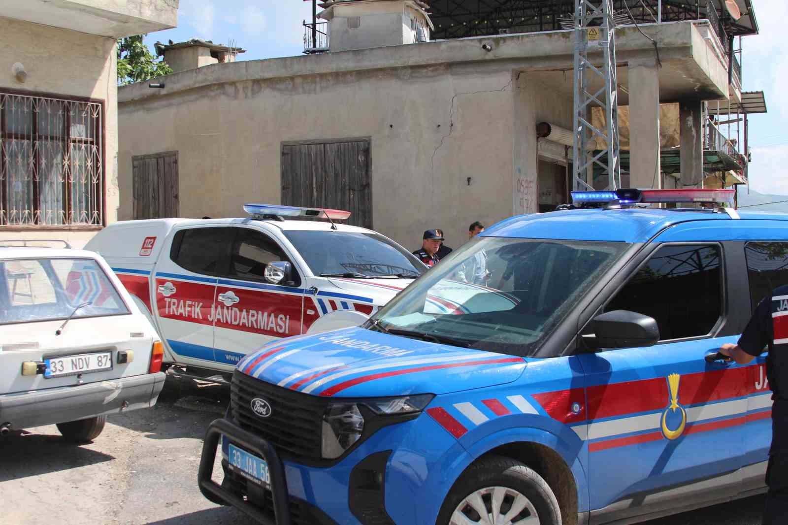 Mersin’de katliam yapan zanlının bulunduğu bölgeye giden yol kapatıldı 6 mersinde katliam yapan zanlinin bulundugu bolgeye giden yol kapatildi 2 GpTJuash
