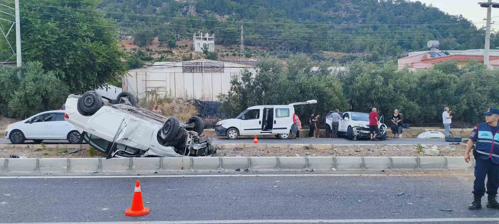 mersinde kaza yapan otomobil takla atti 2 yarali 0 p7HGqzs9