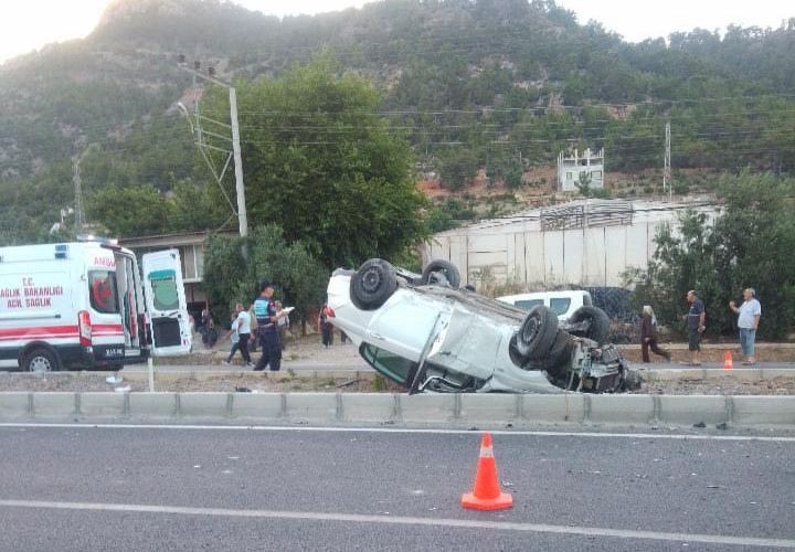 mersinde kaza yapan otomobil takla atti 2 yarali 1 pwYpHCmF