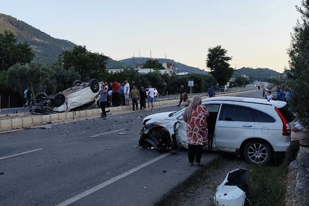 mersinde kaza yapan otomobil takla atti 2 yarali 3 XbShfzGm