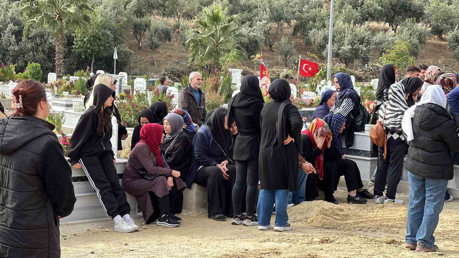 mersinde komsusu tarafindan oldurulen anne ve oglu topraga verildi 2 299QjeRj