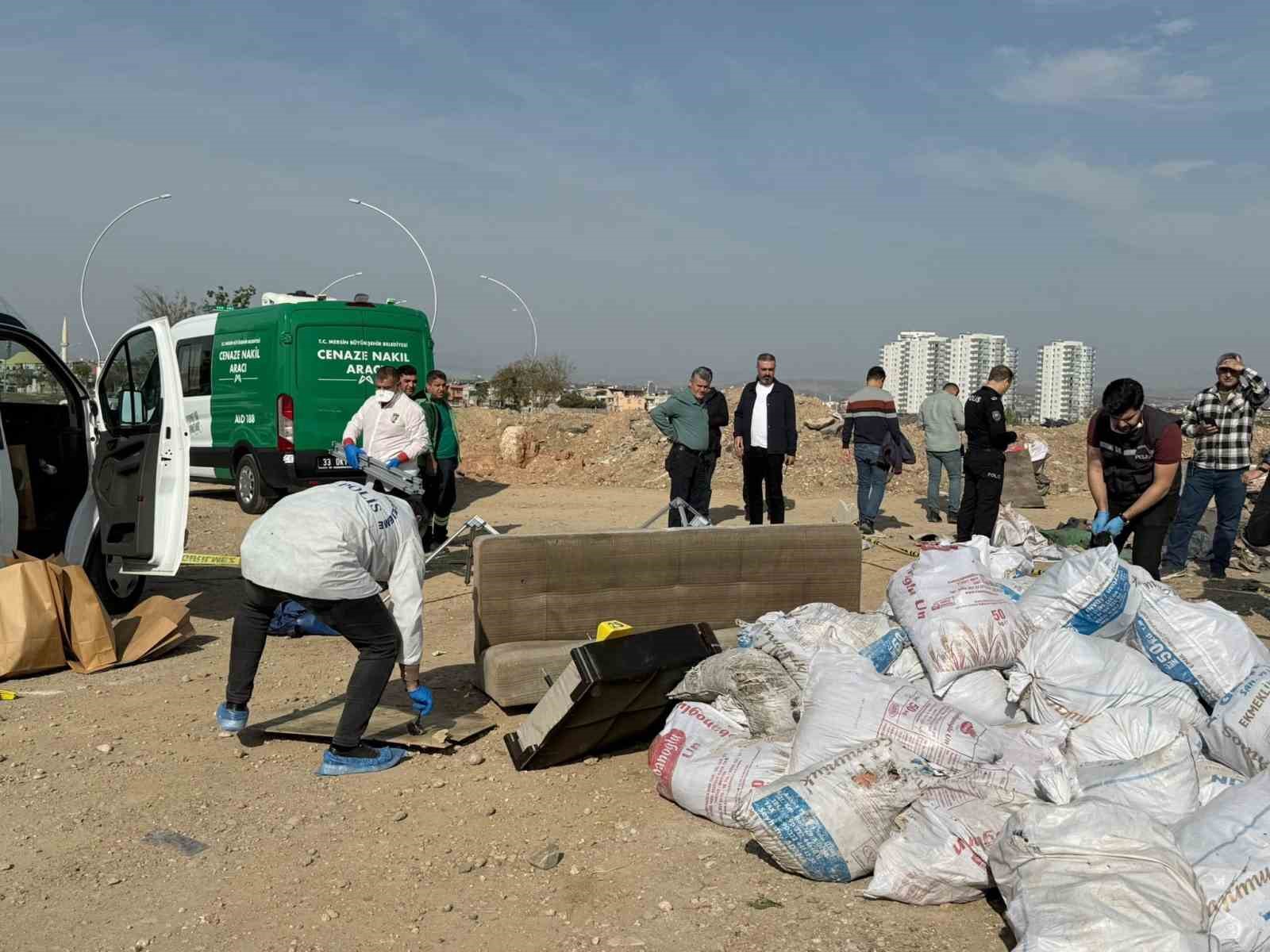 mersinde korkunc cinayet oldurup tuzlayip haliya sarip cekyatla atmislar 0 X5z7XyNT