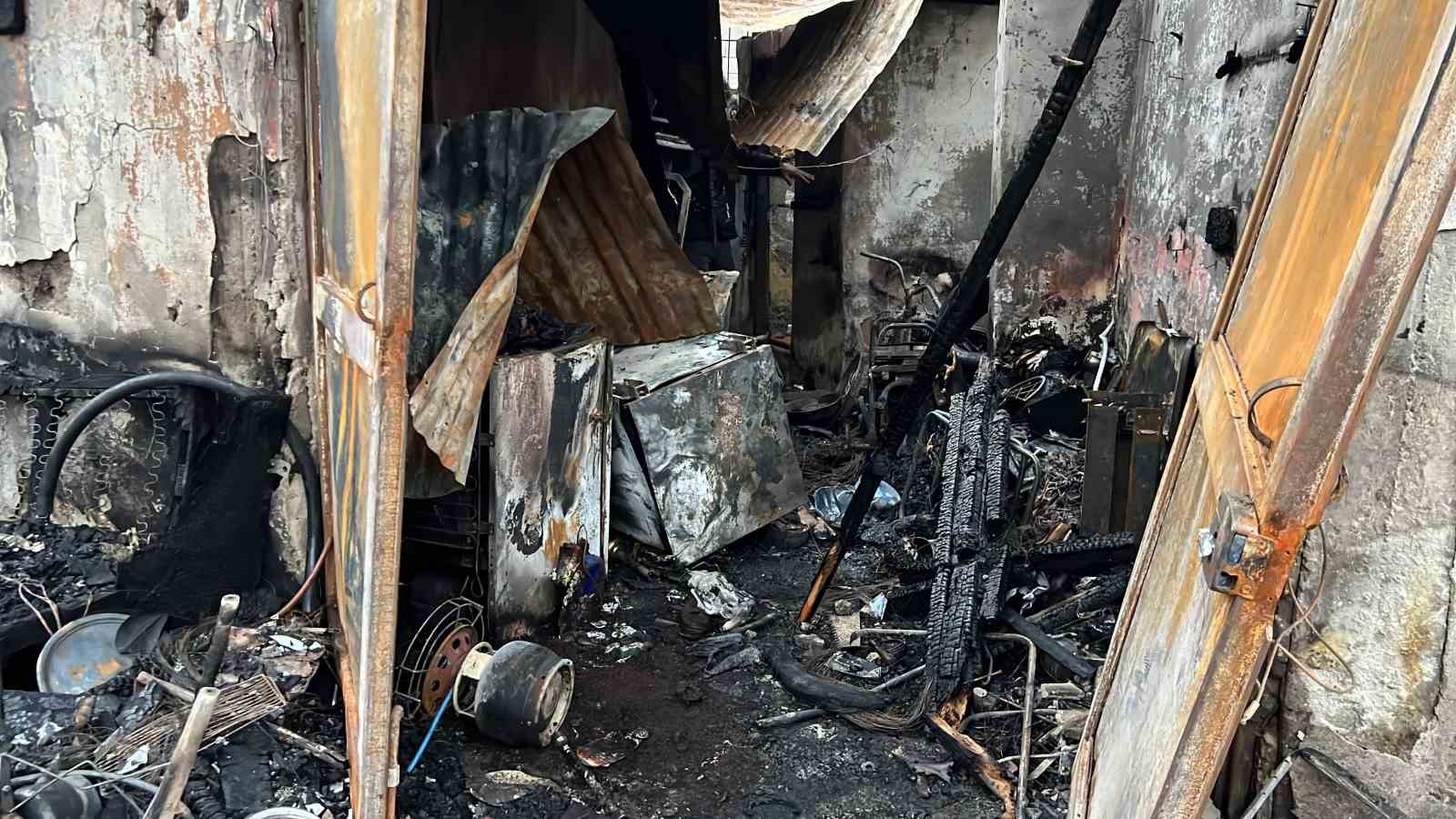 mersinde kundaklanan evde 58 yasindaki kisi agir yaralandi 1 rRrWurHQ