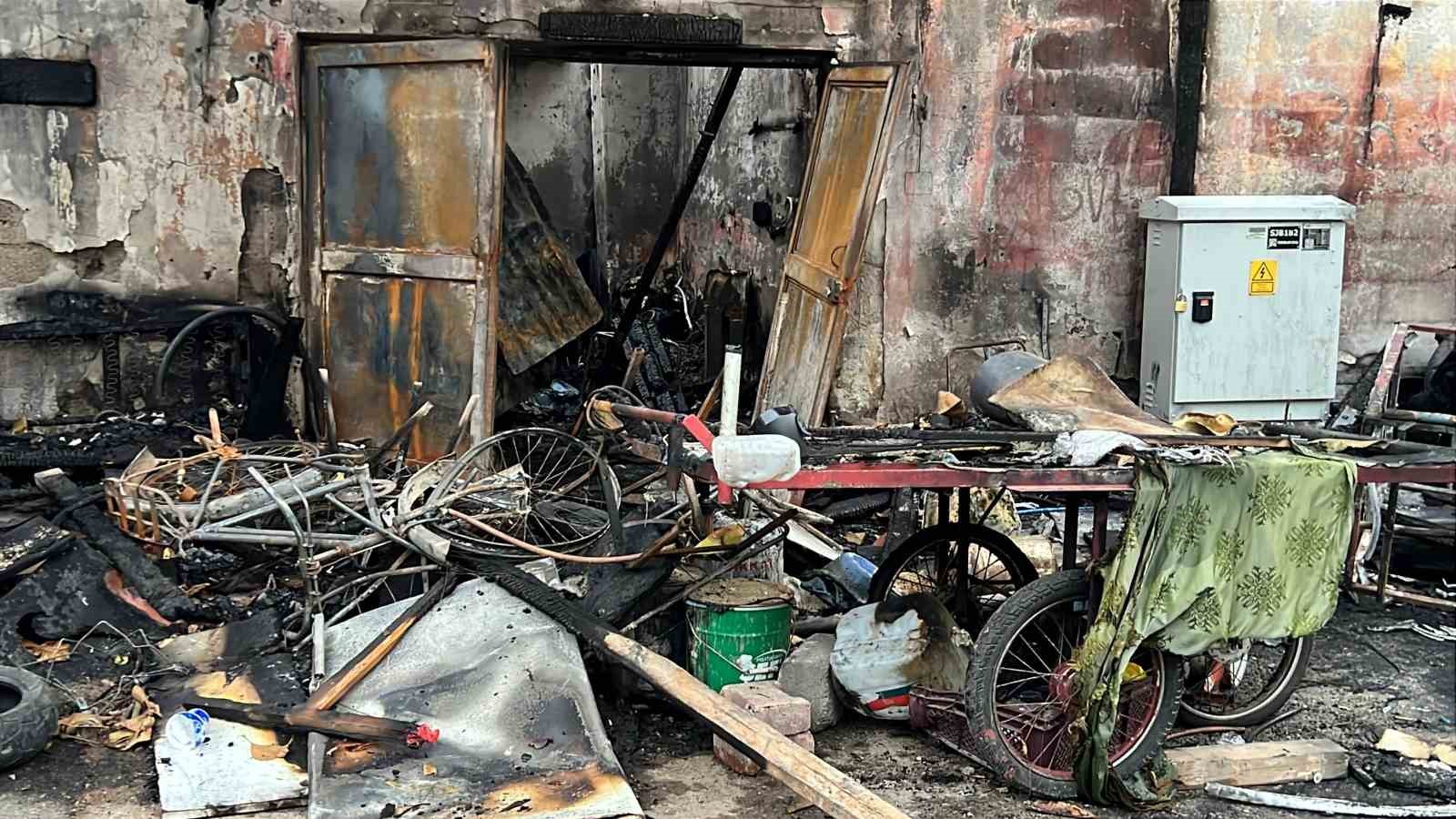mersinde kundaklanan evde 58 yasindaki kisi agir yaralandi 3 uAJTYRZq