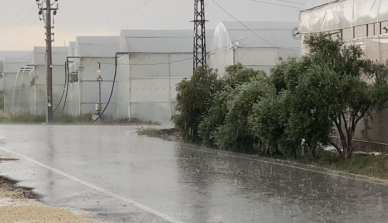 mersinde meteorolojinin uyarisi sonrasi yagis etkili oluyor 1 5wrqT1l7