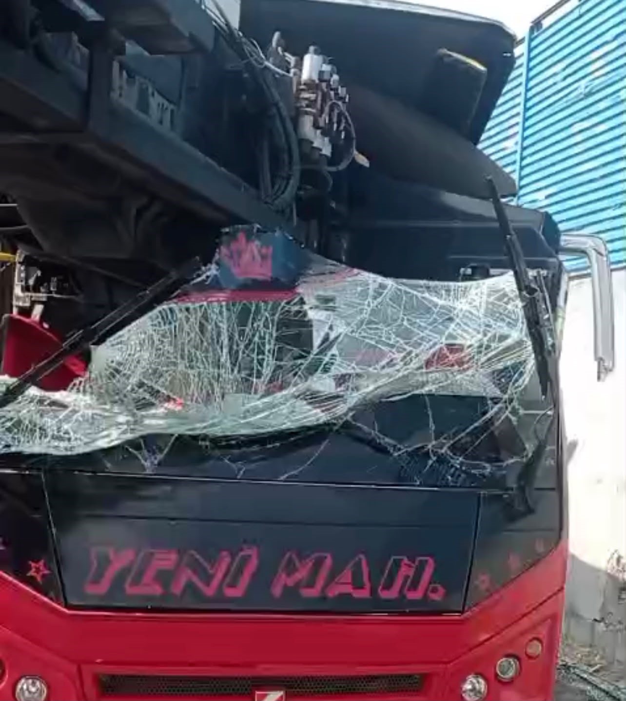 Mersin’de minibüs ile vinç çarpıştı: 1 yaralı 5 mersinde minibus ile vinc carpisti 1 yarali 1 pawydRSp