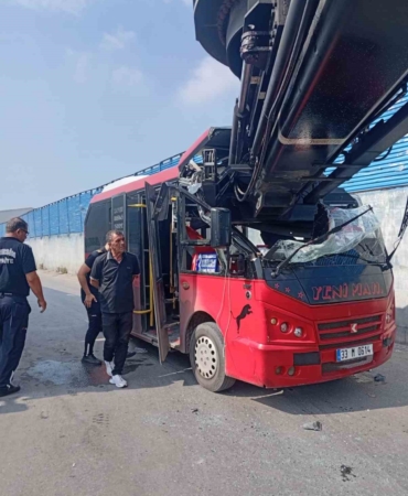 mersinde-minibus-ile-vinc-carpisti-1-yarali-B3hIkKmc.jpg