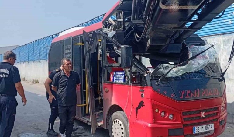 mersinde-minibus-ile-vinc-carpisti-1-yarali-B3hIkKmc.jpg