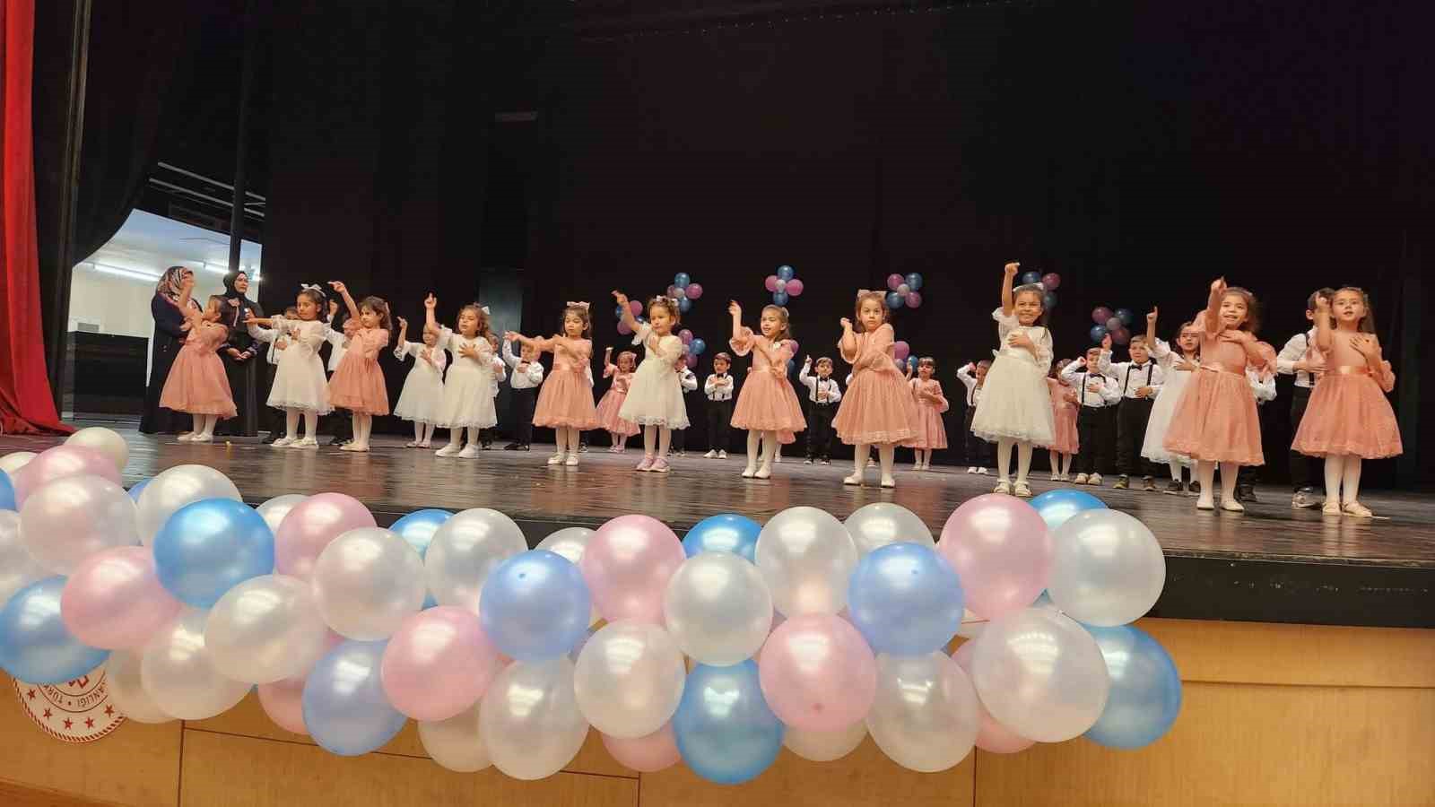 mersinde miniklerin sahne performansi ilgiyle izlendi 2 KDHB5aZw