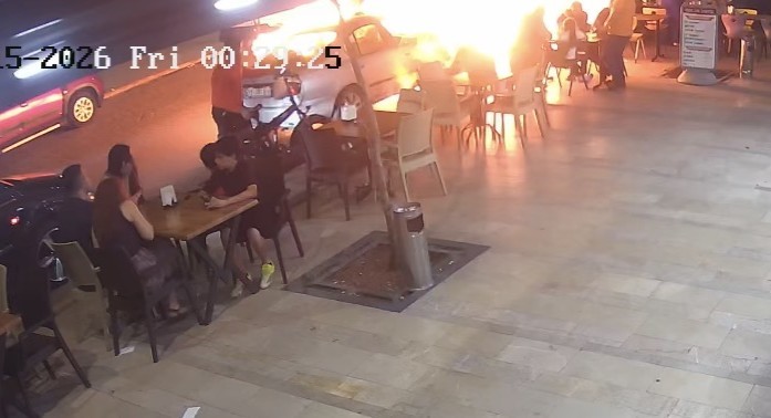 mersinde motor kismindan alev alan otomobil panige neden oldu 2 2F9sAWWN